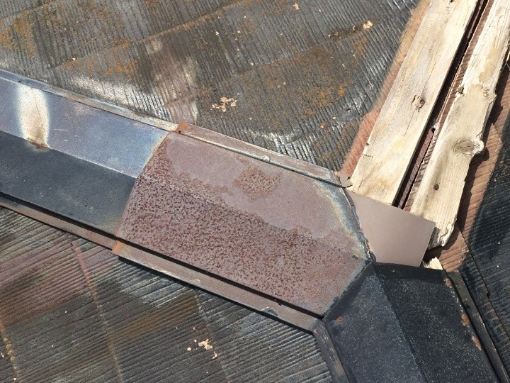 棟板金の欠落と腐食