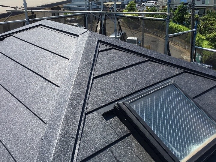 屋根に「スーパーガルテクトを用いたカバー工事と太陽熱温水器撤去」を併せて施工したお住まい