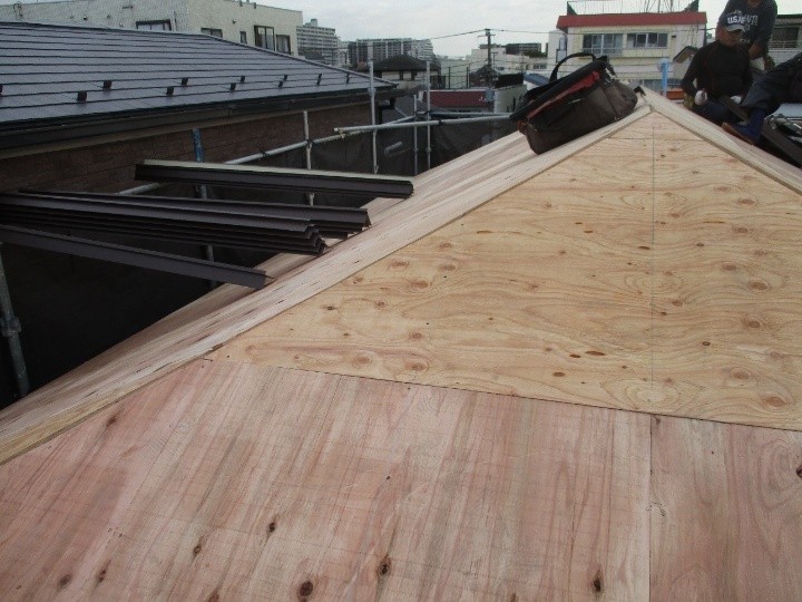 野地板の増し張り施工