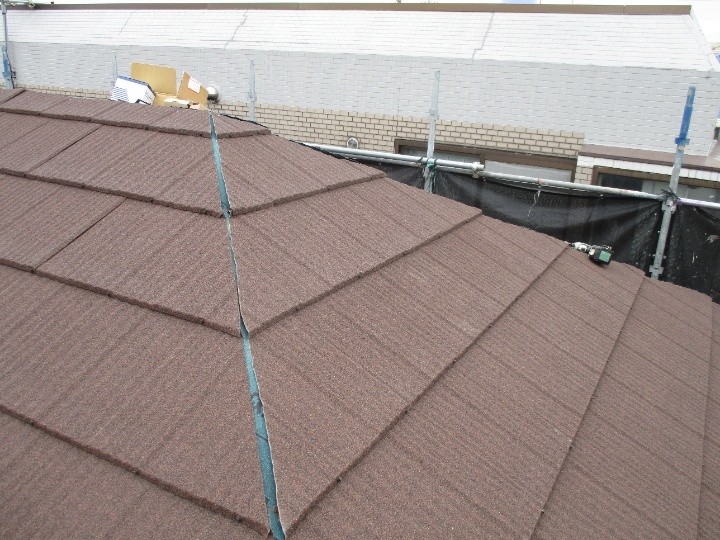 エコグラーニ本体の葺き作業