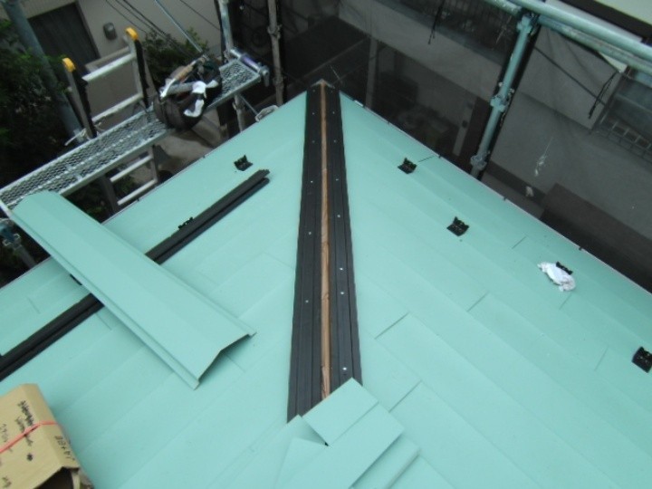 ケラバ・雨押えなど役物の取り付け