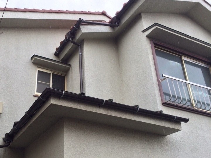 台風被害で破損した雨樋の交換工事が完工した住居