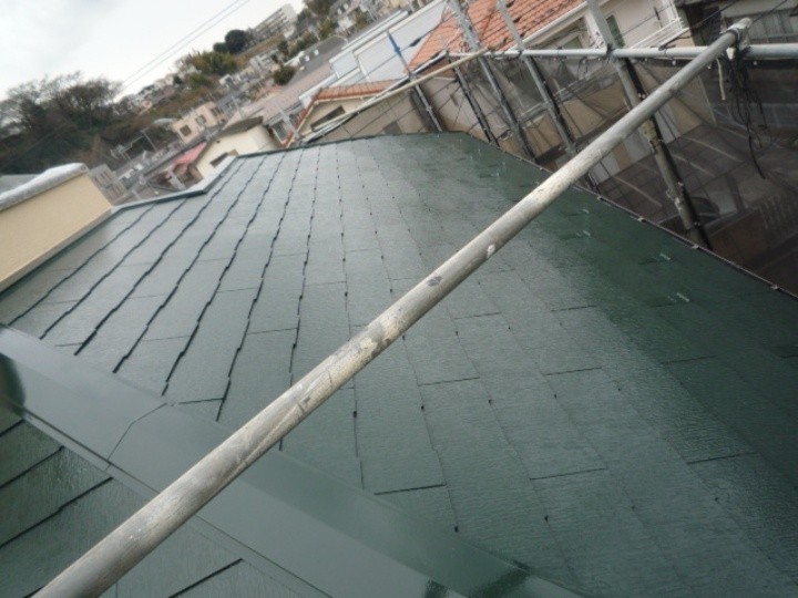 ファインＵＶベストを用いた化粧スレート屋根の塗り替え工事を実施した後の状態
