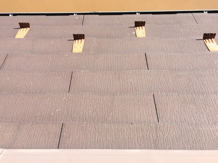 横方向のラインが波打っているスレート屋根