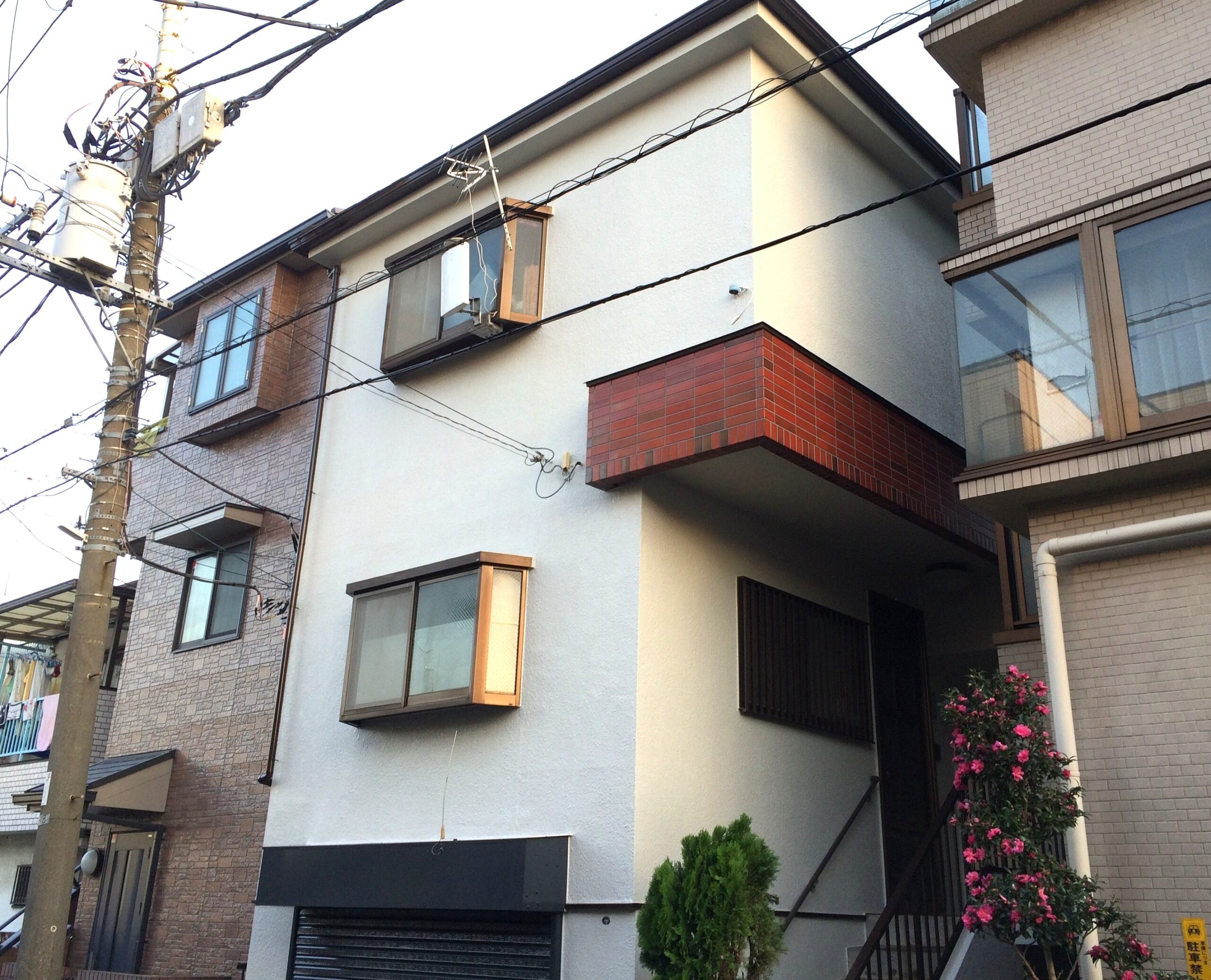 パーフェクトトップを用いてモルタル壁に塗り替え工事が完工した住宅