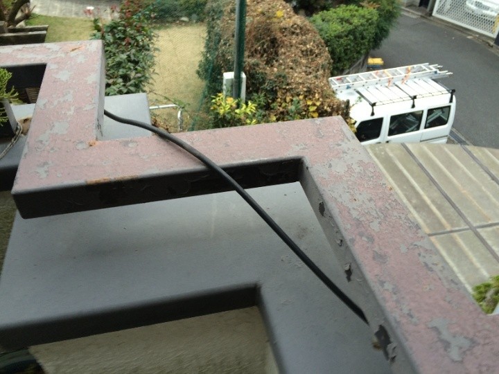 鉄製の手すりは錆が進行