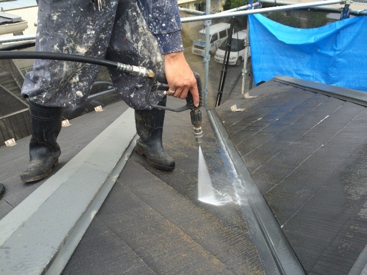 屋根の高圧洗浄する作業工程