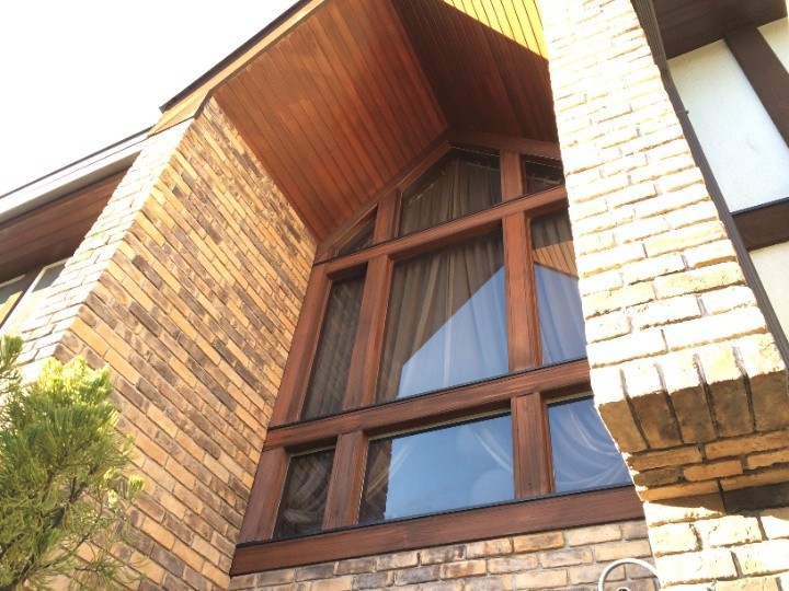 部分塗装工事が竣工したお住まいの外観