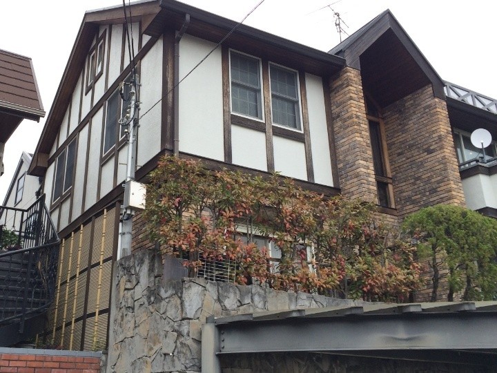 木材は「幕板・軒天・破風」に使用されて広い範囲で塗装が必要な状態