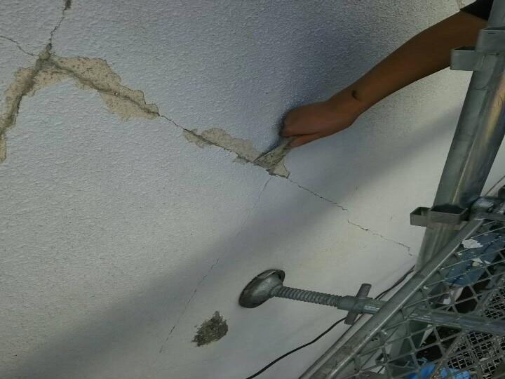 外壁にケレン作業する工程