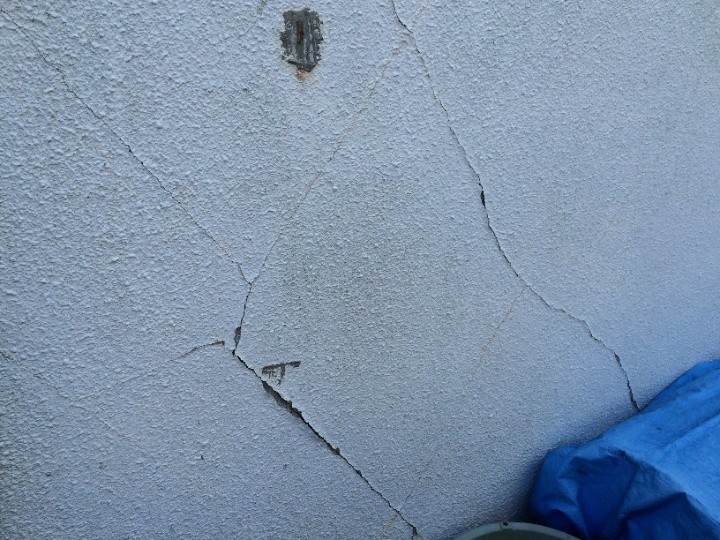 外壁の塗膜が大きく割れている状態