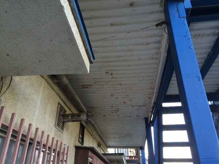 鉄骨の上裏部分に錆が発生