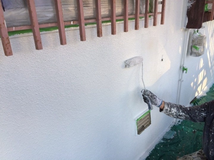 外壁の亀裂補修作業