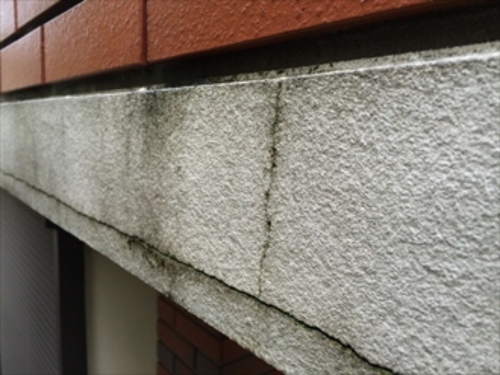バルコニーのモルタル部分に亀裂