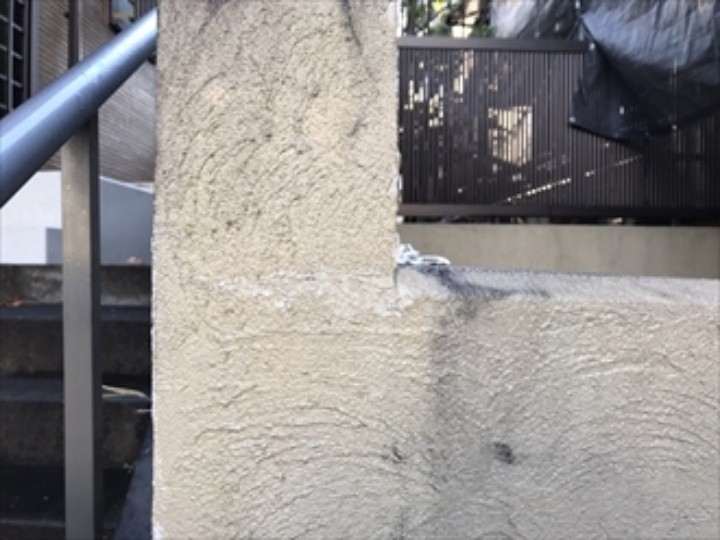 擁壁で確認されたエフロレッセンスを除去