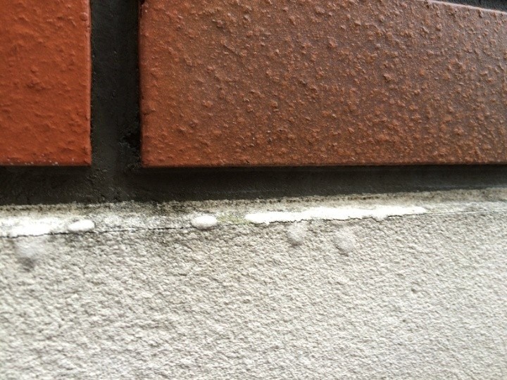 タイルとの境目に軽度の亀裂