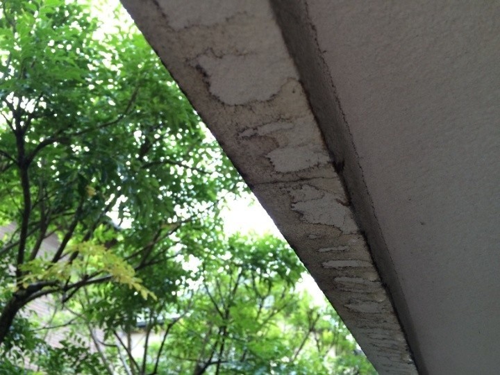バルコニー（下側）の黒い雨染み