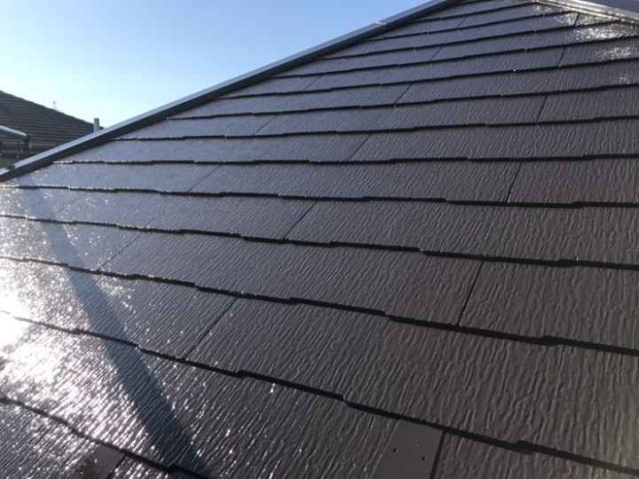 屋根の上塗り作業風景