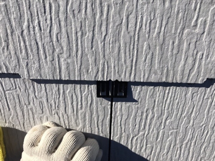 下塗り作業後にタスペーサー設置