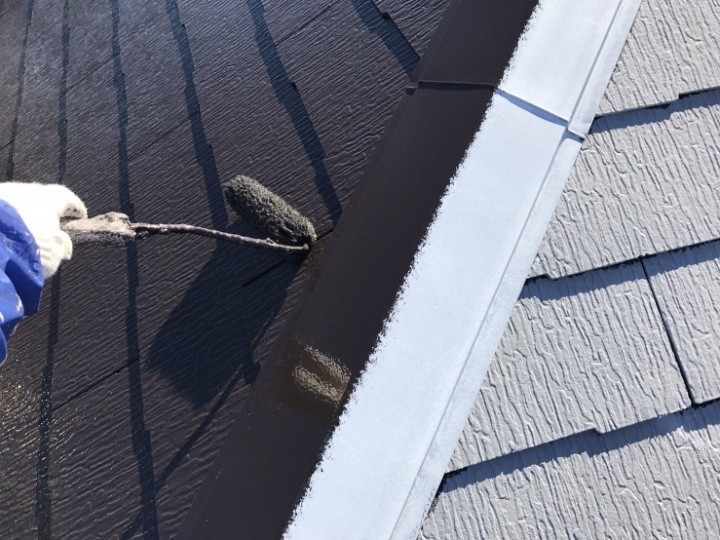 屋根の中塗り作業