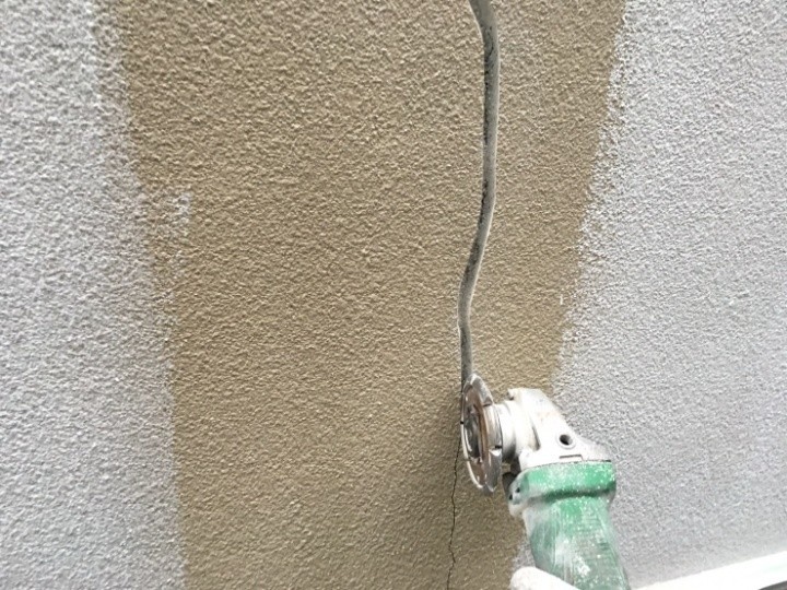 サンダーで縁の幅を広げて整える