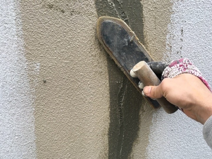 プライマーを塗布しモルタルで埋めて表面を均する作業