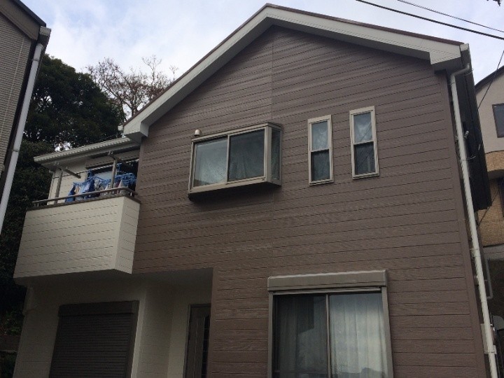 塗り替え工事が完工した住宅