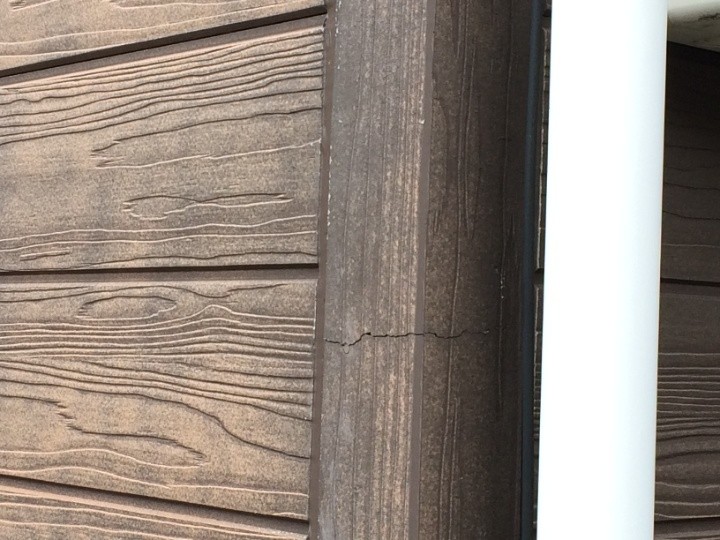 木目調のサイディングに亀裂