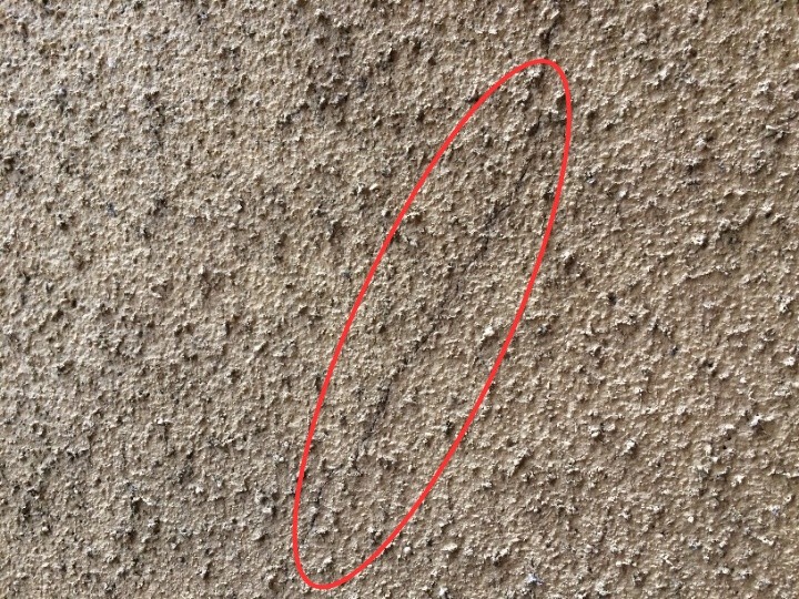 外壁にひび割れが発生