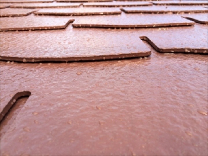 隙間にカッターを入れ通気と排水のための隙間を確保した後