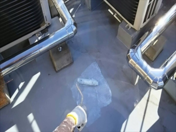 屋上の床にプライマーを塗布