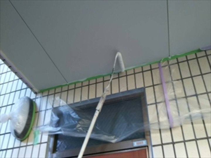 軒天にシーラーを塗布