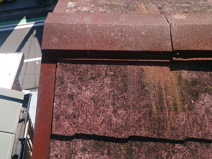 棟板金が浮いた状態の屋根