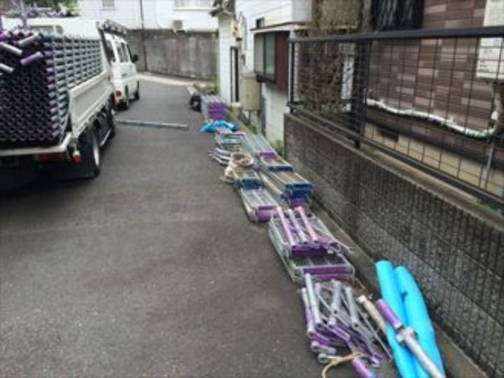 足場架設する作業風景