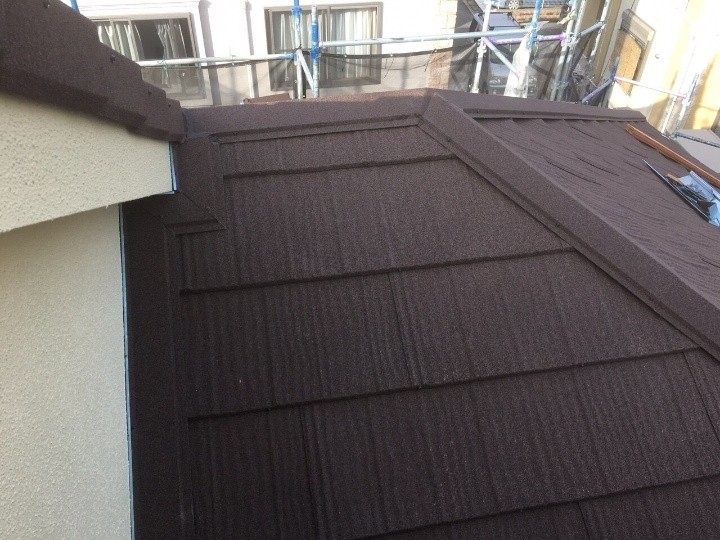 屋根カバー工法と外壁塗装工事が完工した住居