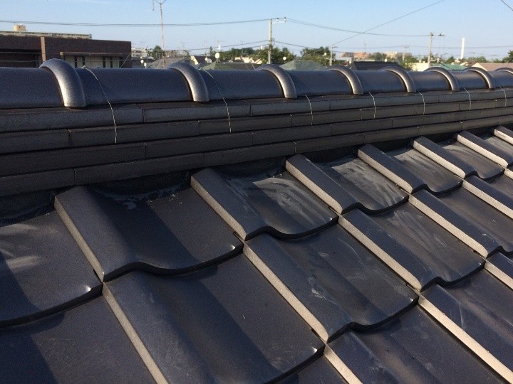 瓦屋根の漆喰詰め直し工事後の住居