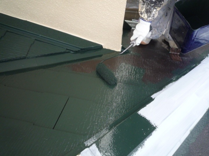 屋根の上塗り作業