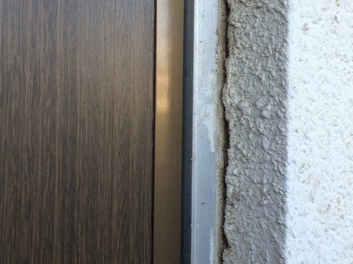 扉の枠と外壁の間には隙間が生じている状態