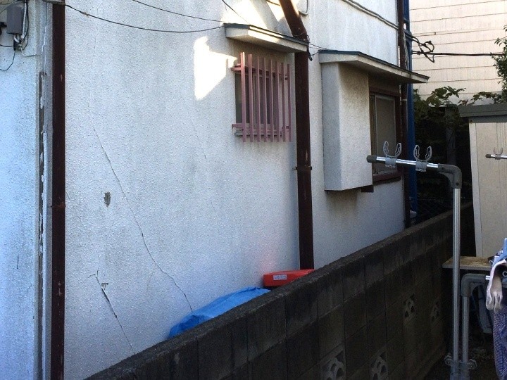 外壁の大きな亀裂