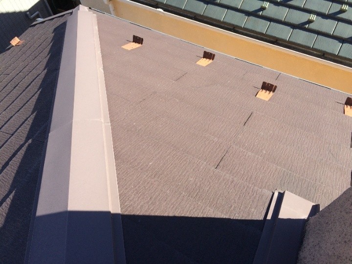 亀裂が発生した化粧スレート屋根