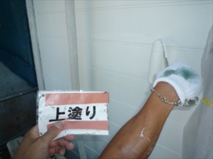 セラミシリコンを使用した外壁塗装作業（上塗り作業）