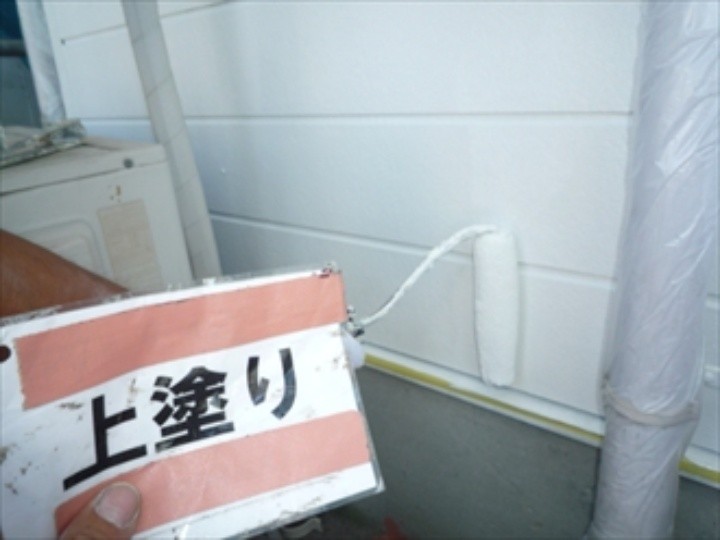 セラミシリコンを使用した外壁塗装作業（上塗り）