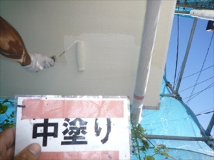 セラミシリコンを使用した外壁塗装作業（中塗り作業）