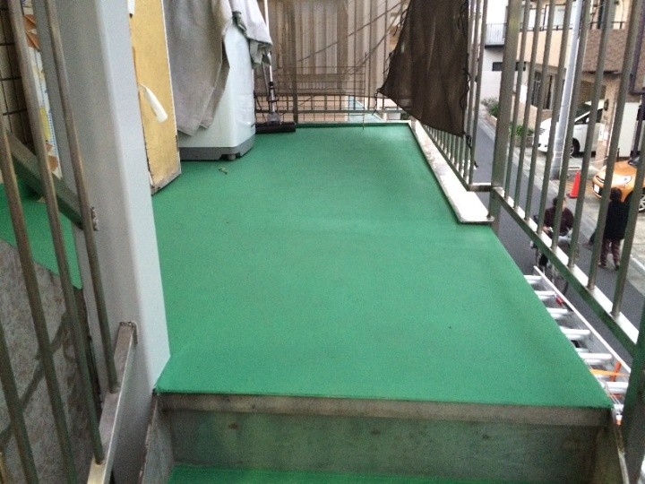 マンション共用部にウレタン塗膜防水工事した後の階段（踊り場）