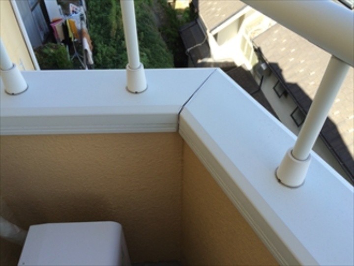 バルコニーの笠木の継ぎ目には隙間