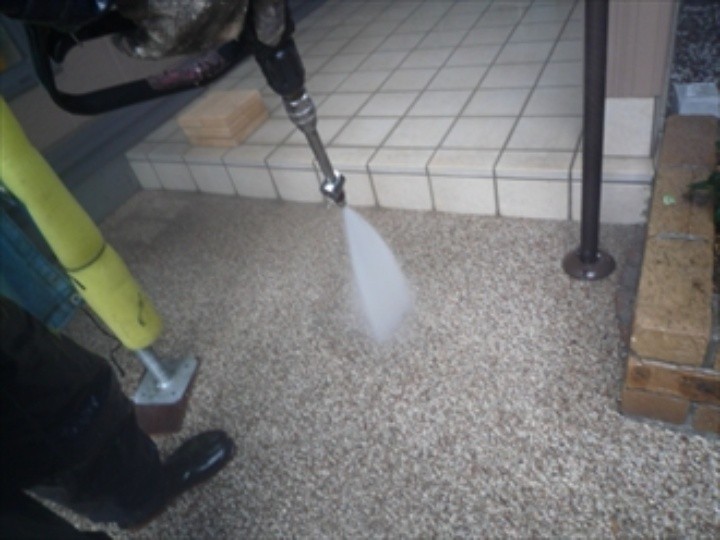 玄関周りの高圧洗浄