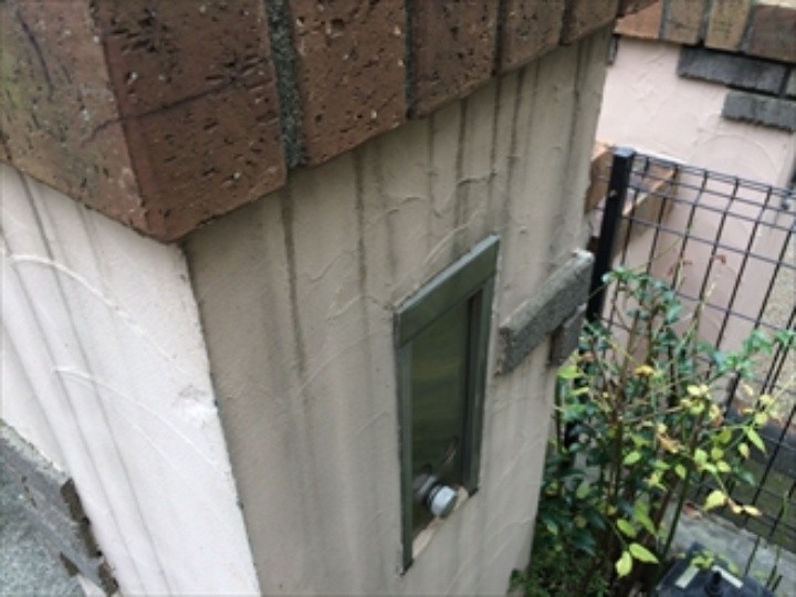 門まわりの壁面も汚れが目立つ状態