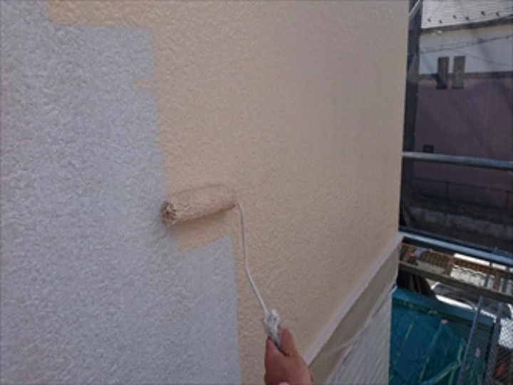 外壁塗装工事（中塗り）