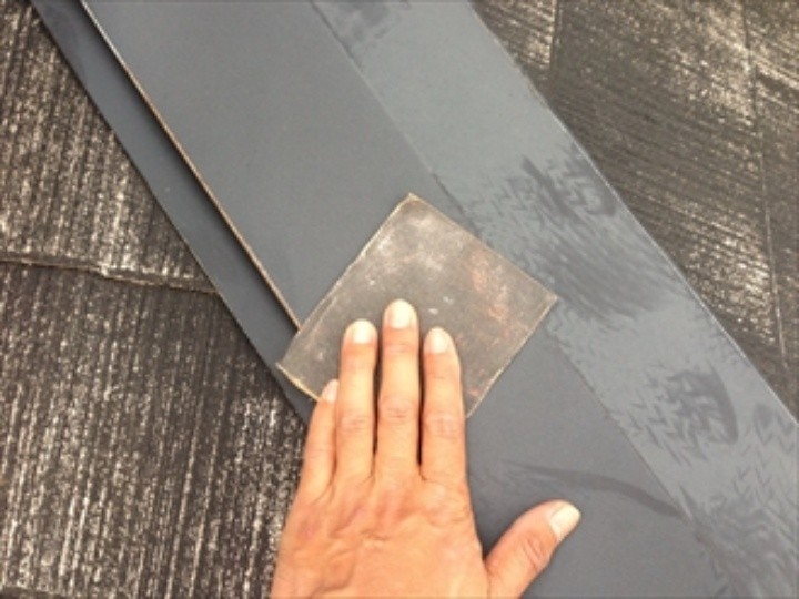 棟板金にケレン作業