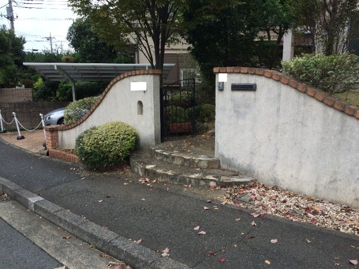 全体的に汚れが目立つ門構え